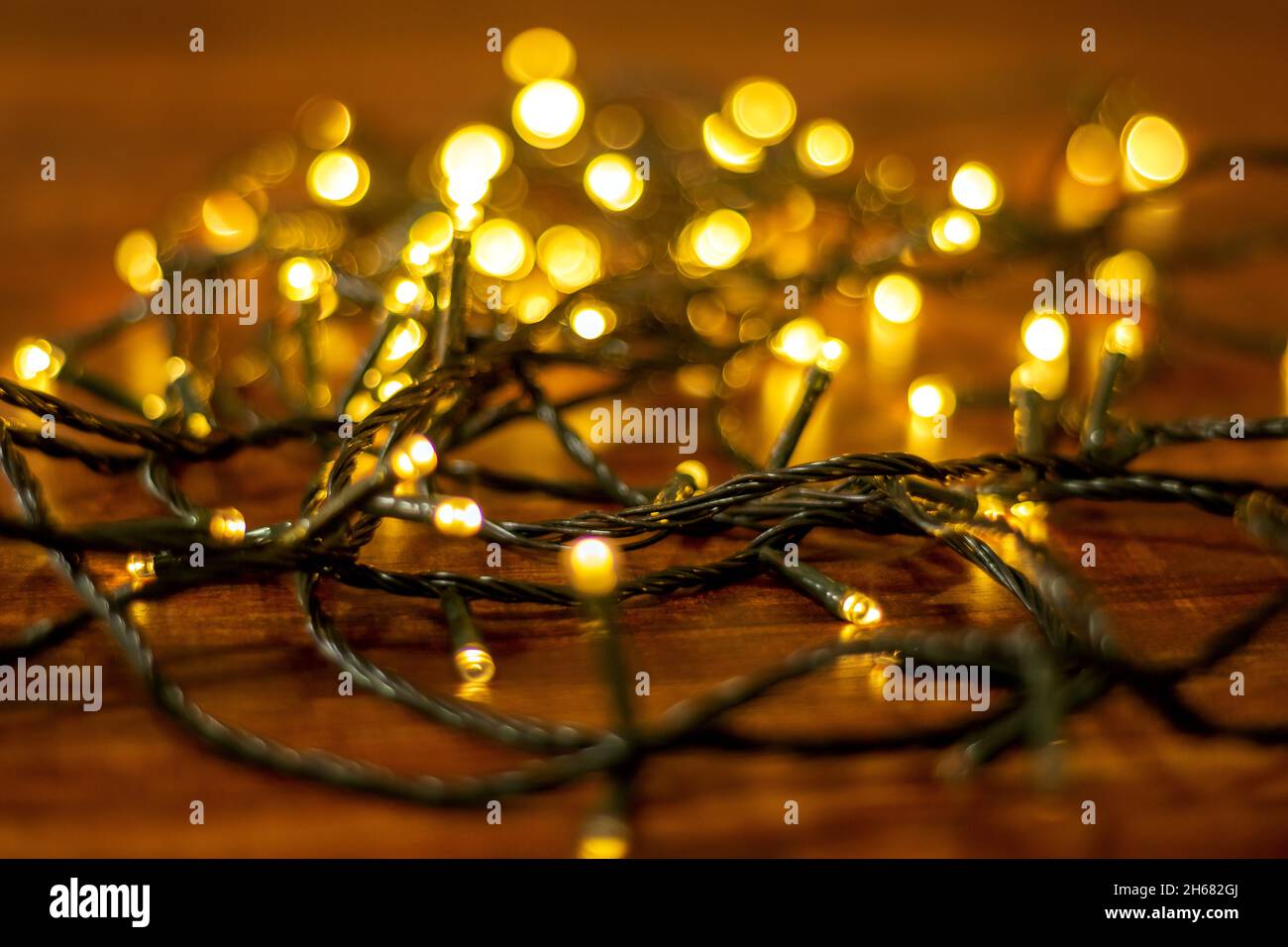 luces navideñas sobre fondo de madera Stock Photo