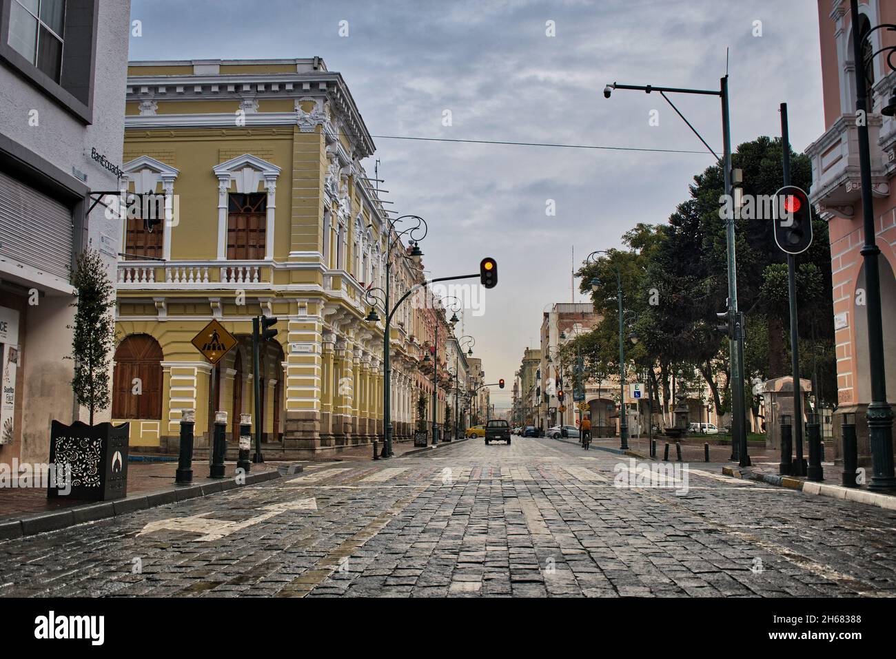 Centro histórico de Riobamba, ciudad antigua en la cordillera de los andes de ecuador, calles coloniales Stock Photo