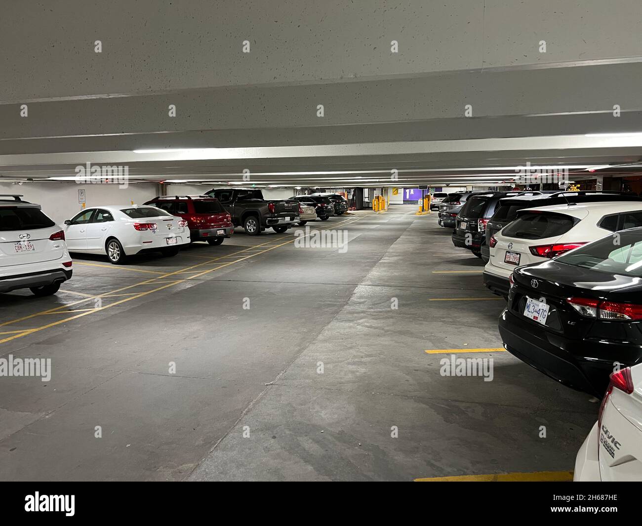 Office parking full hi-res stock photography and images - Alamy