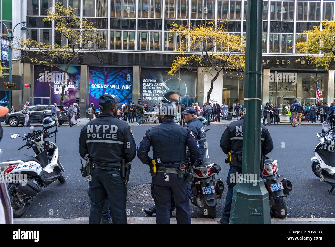 New York, United States. 13th Nov, 2021. NEW YORK, NY - NOVEMBER 13: New York Police Department (NYPD) officers stand by as two anti-vaccine protests take place in front of Pfizer world headquarters on November 13, 2021 in New York City. A U.S. Circuit Court granted an emergency stay to temporarily stop the Biden administration's vaccine requirement for businesses with 100 or more workers as many feel it is an unlawful overreach. Credit: Ron Adar/Alamy Live News Stock Photo