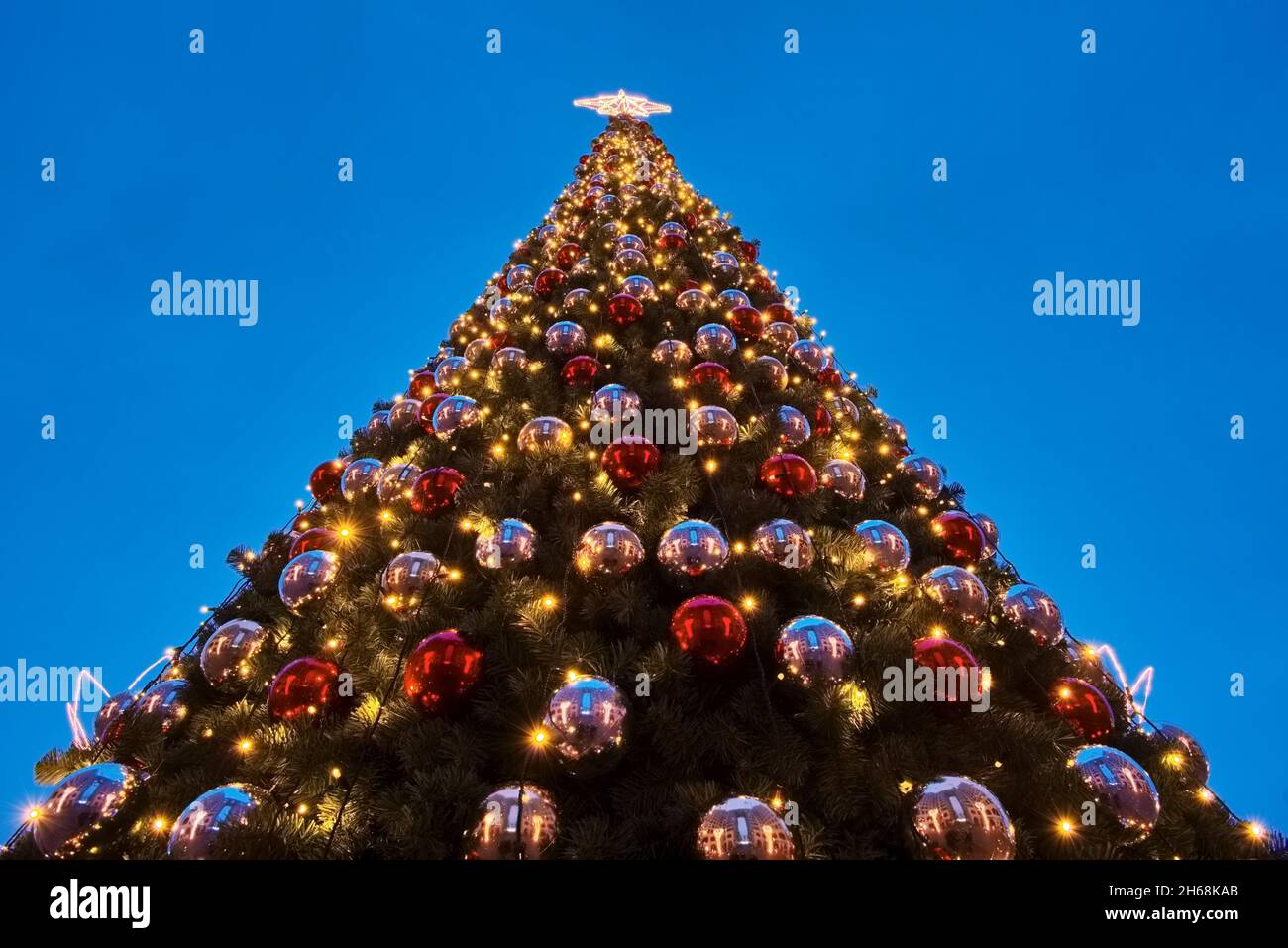 Epcot Christmas Decorations 2022 Page 6 - Holiday 2022 High Resolution Stock Photography And Images - Alamy