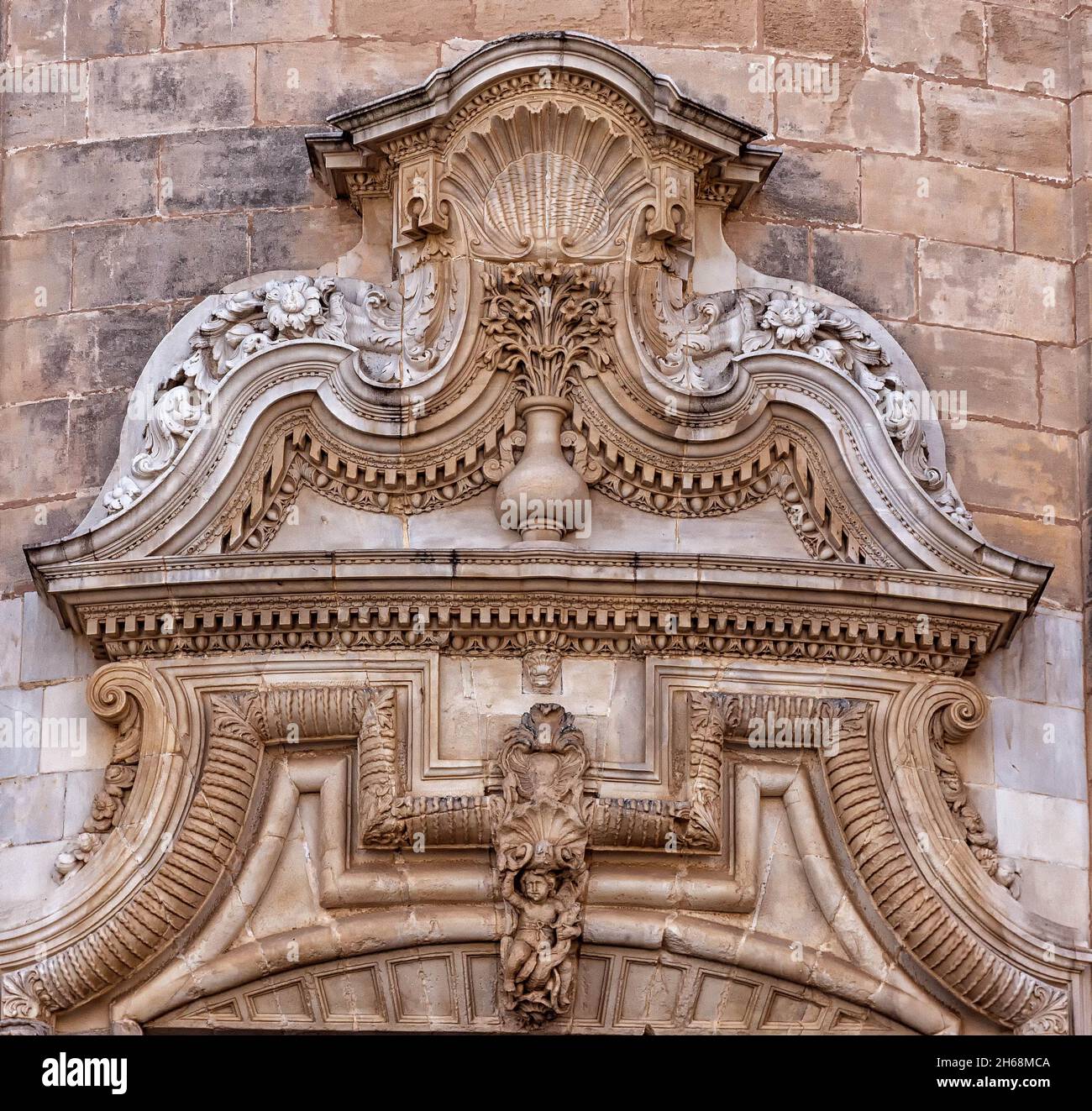 Puerta en la Catedral de la Santa Cruz sobre el mar en Cádiz, España Stock Photo