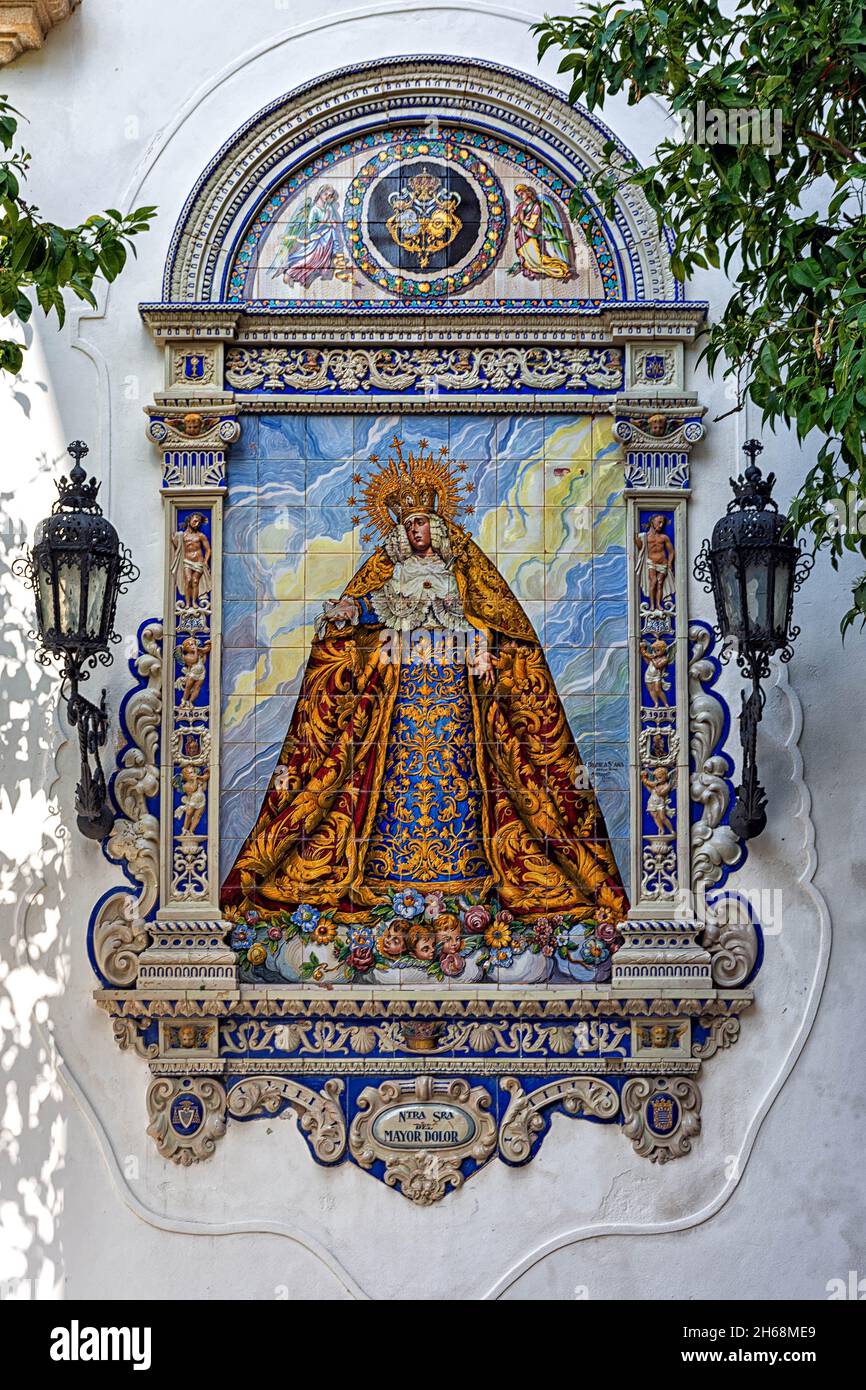 Azulejo en Iglesia de San Dionisio en Jerez de la Frontera, Cádiz, con la imagen de Nuestra Señora del Mayor Dolor de la Hermandad del Mayor Dolor Stock Photo