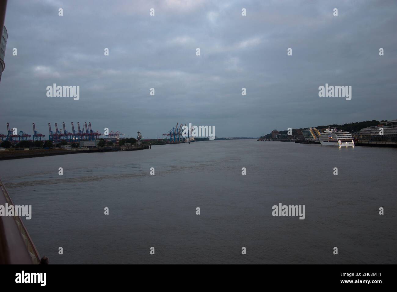 Hamburger Hafen eine Reise beginnt mit AIDA Stock Photo
