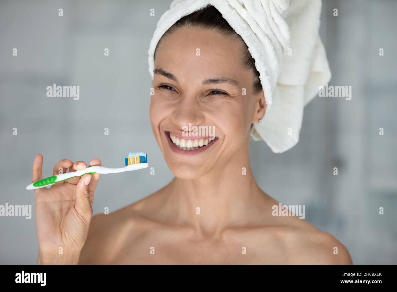 Girl brush teeth towel hires stock photography and images Alamy