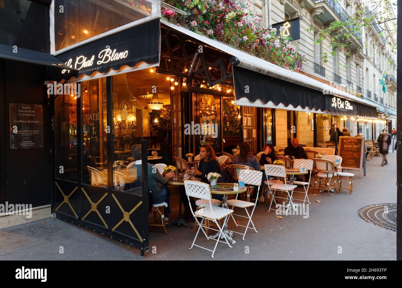 The traditional parisian resaurant Le Chat Blanc. It located at Fraklin ...