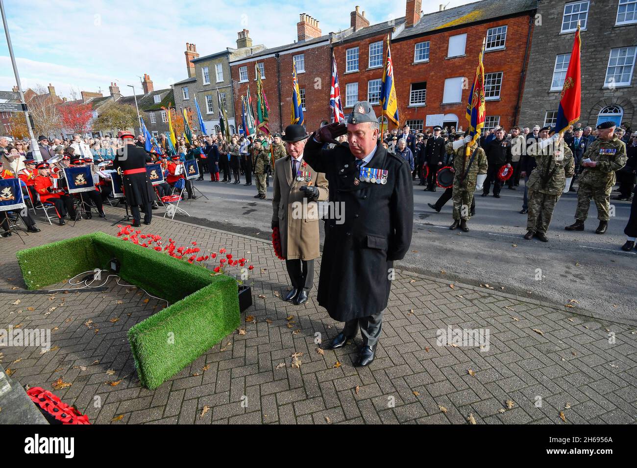 Bridport, Dorset, UK.  14th November 2021.  Residents, servicemen, veterans and councillors turn out in large numbers at Bridport in Dorset to pay their respects on Remembrance Sunday at the war memorial outside St Mary’s Church. Picture Credit: Graham Hunt/Alamy Live News Stock Photo