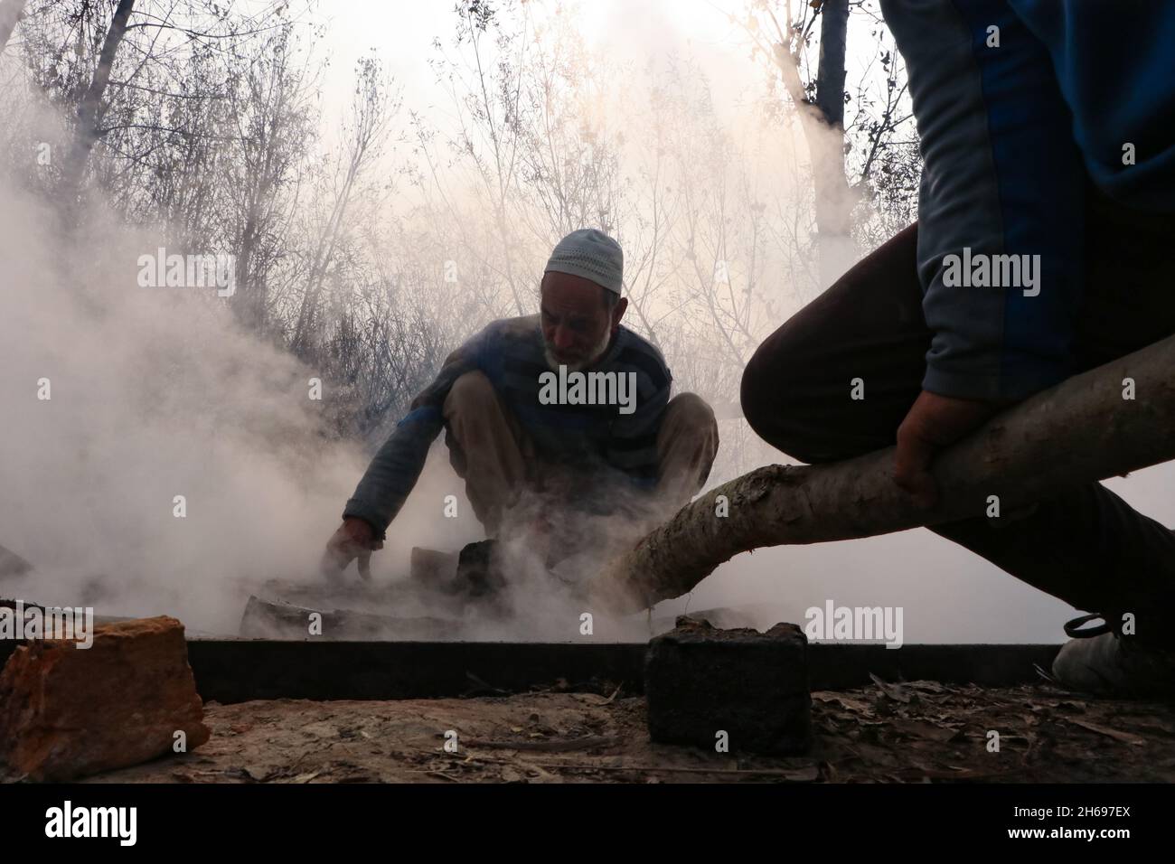 Ganderbal, Jammu and Kashmir, India. 14th Nov, 2021. Villagers boil ...