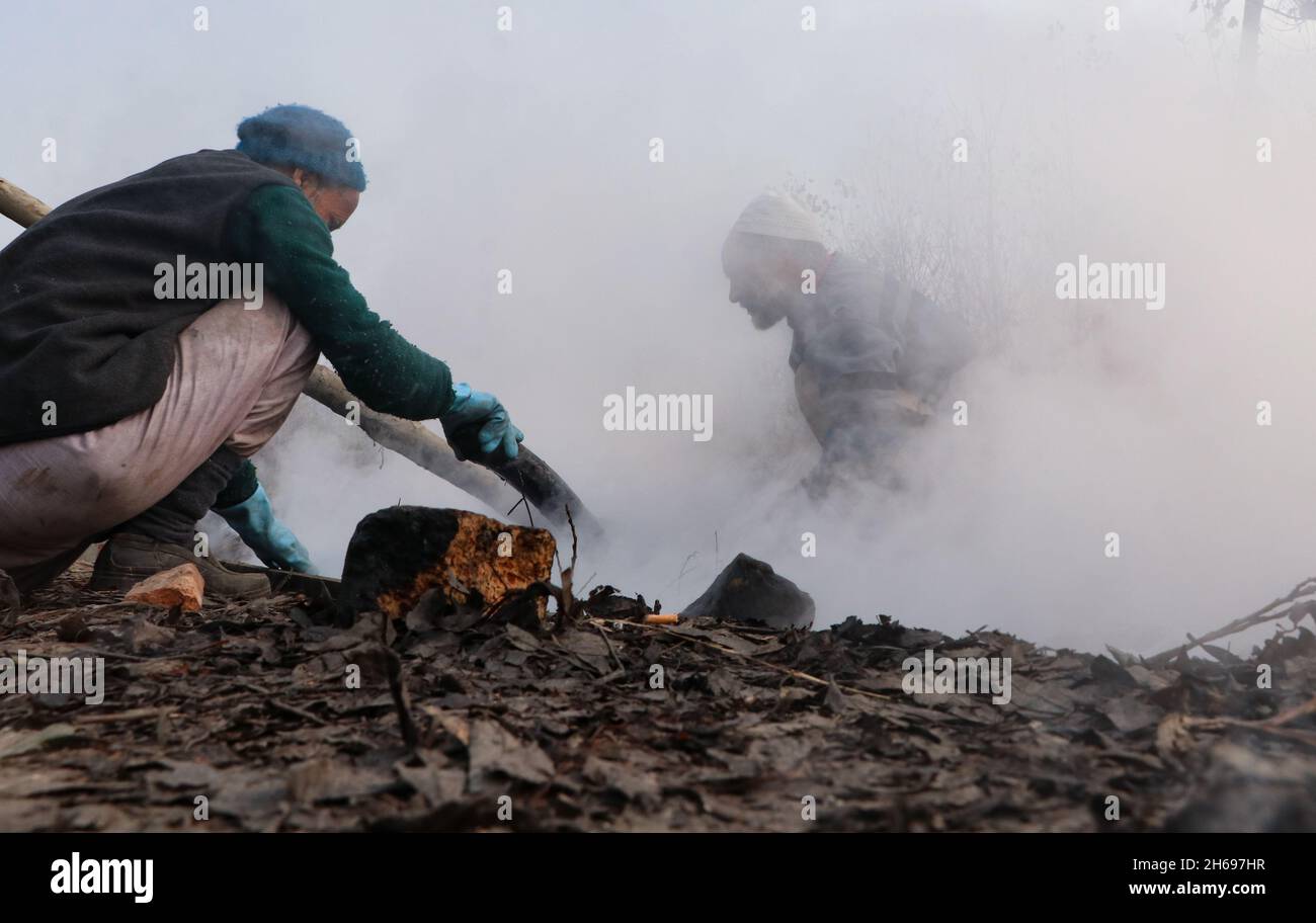 Ganderbal, Jammu and Kashmir, India. 14th Nov, 2021. Villagers boil ...