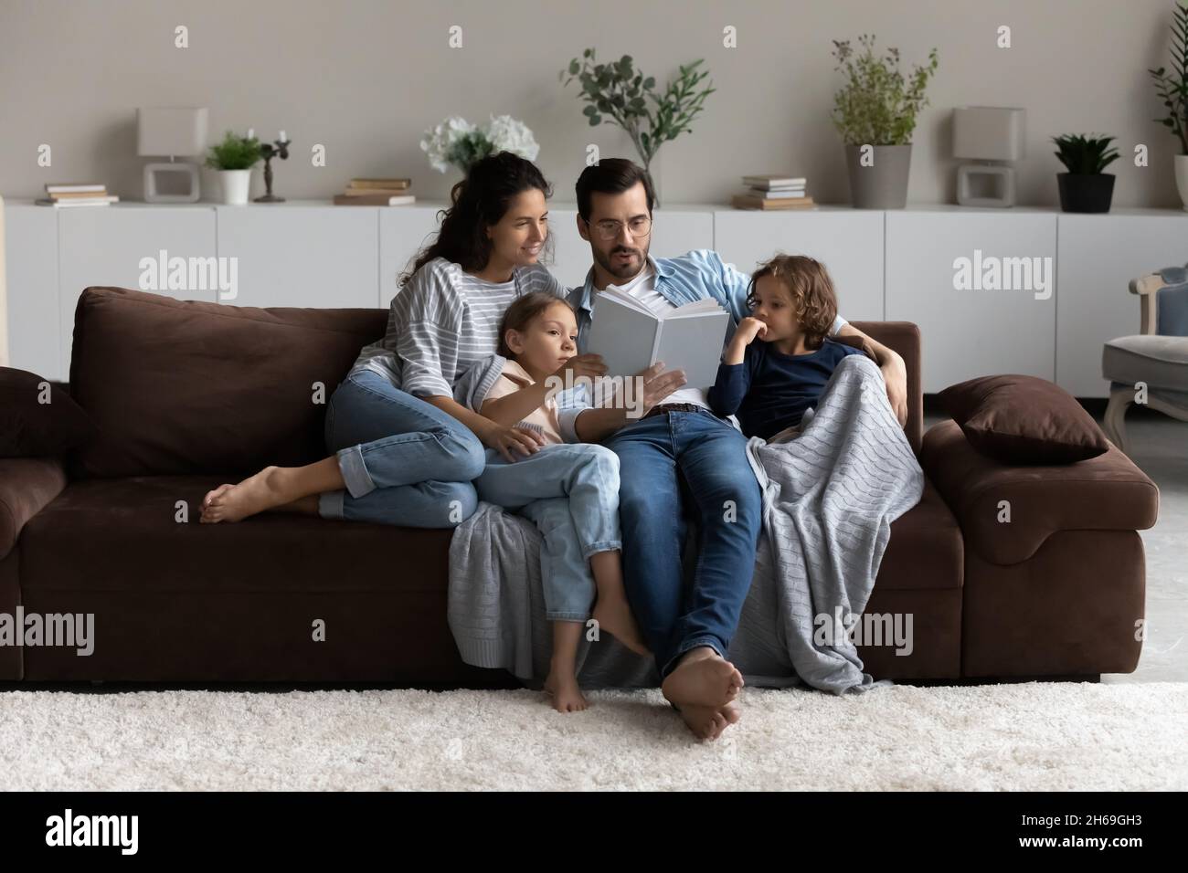 Kids reading book hi-res stock photography and images - Alamy
