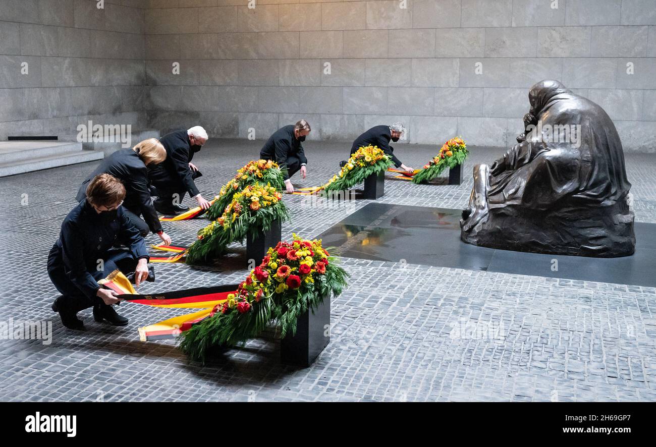 Berlin, Germany. 14th Nov, 2021. Federal President Frank-Walter Steinmeier (centre) lays wreaths at the Federal Republic's central memorial, the Neue Wache, together with Annegret Kramp-Karrenbauer (l-r, CDU), acting Defence Minister, Bundestag President Bärbel Bas (SPD), Bodo Ramelow (Die Linke), Prime Minister of Thuringia and acting President of the Bundesrat, and Stephan Harbarth, President of the Federal Constitutional Court. Today's Volkstrauertag commemorates the victims of war and tyranny. Credit: Bernd von Jutrczenka/dpa/Alamy Live News Stock Photo