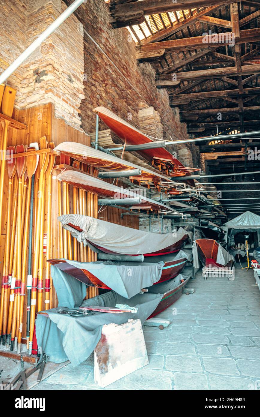 Traditional wooden gondola factory with oars and boats Stock Photo Alamy