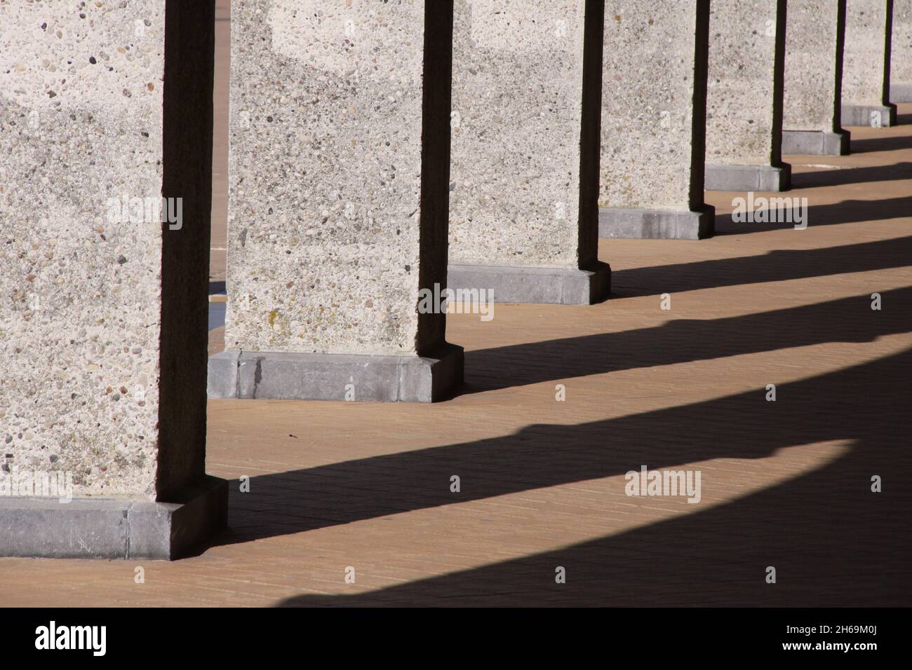 Part of a row of concrete columns in the Sun. Koninklijke en Venetiaanse gaanderijen België. Stock Photo