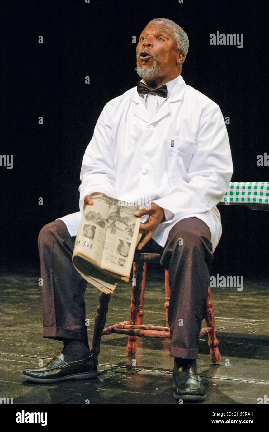 John Kani performs in Size Banzi is Dead, National Arts Festival, Grahamstown, South Africa, 29 June 2006. Stock Photo