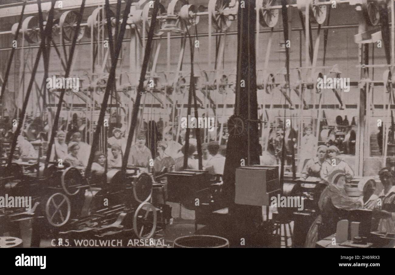 CFS Woolwich Arsenal: First World War women munition workers standing by their machines Stock Photo