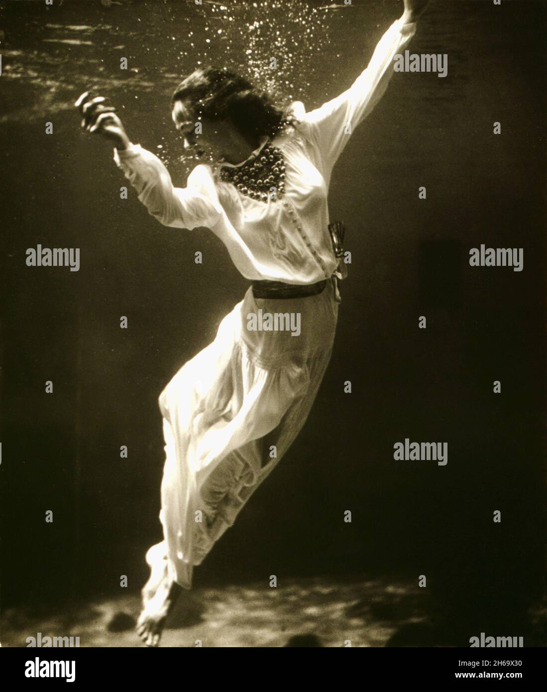 Toni Frissell - Fashion Model Underwater in the Dolphin Tank, Marineland, Florida, USA Stock Photo
