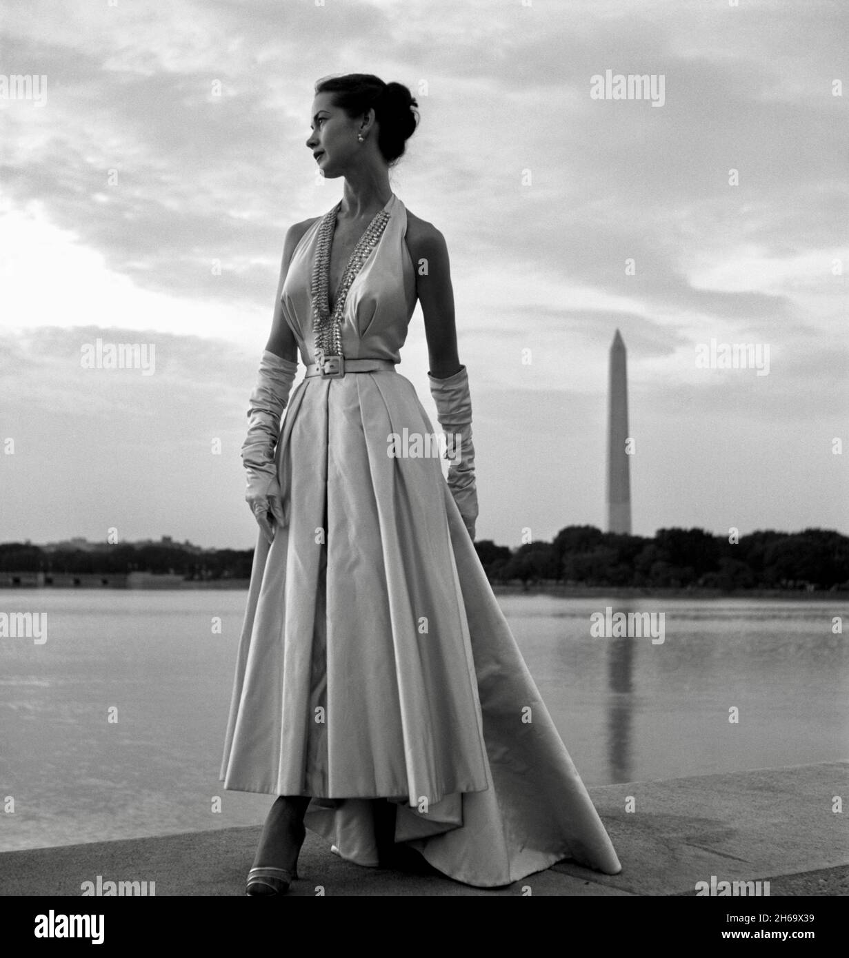 Toni Frissell - Fashion Model on the steps of the Jefferson Memorial with Tidal Basin and Washington Monument in the background - Washington DC USA Stock Photo