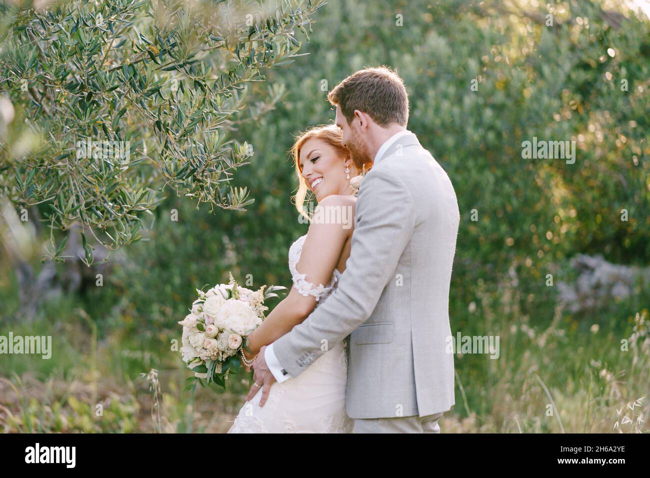 Groom bride plant tree hi-res stock photography and images - Alamy