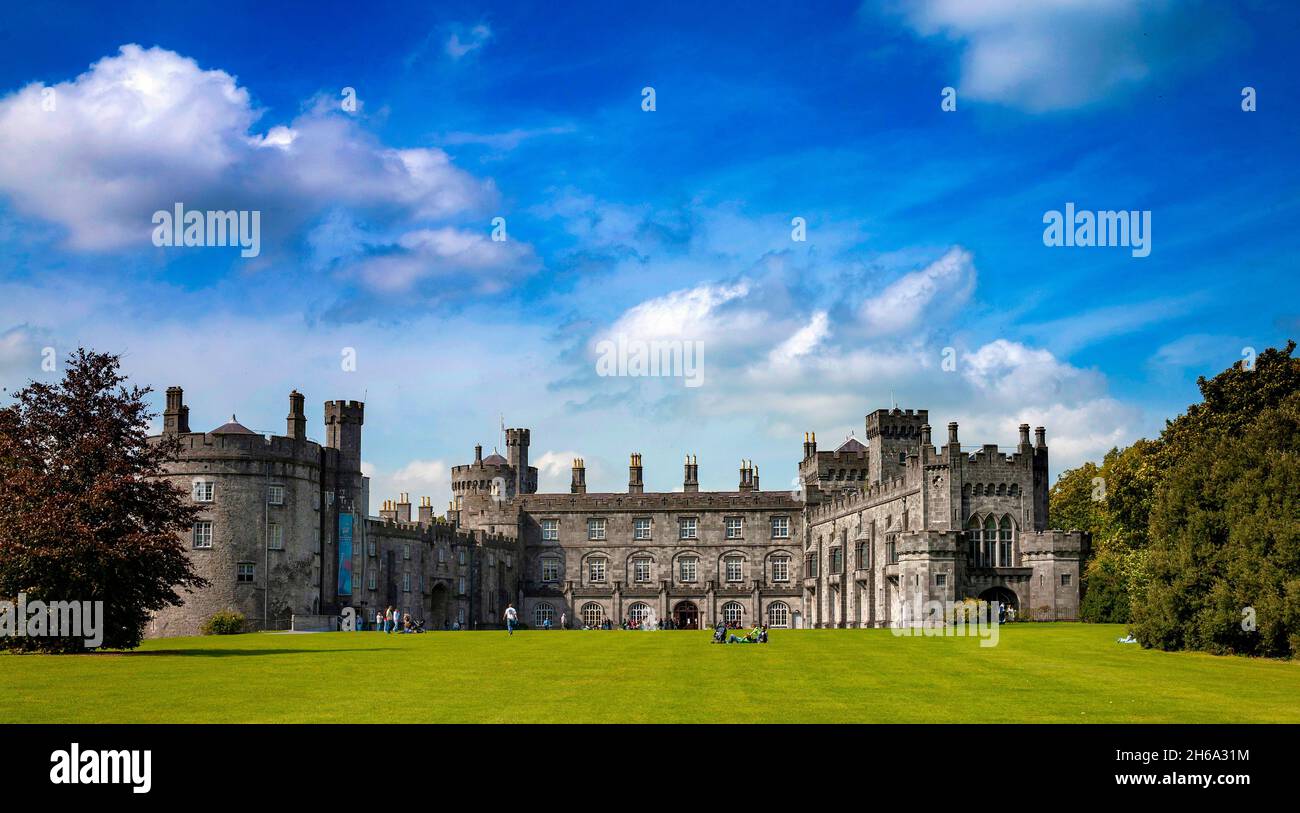 County kilkenny castle river nore hi-res stock photography and images ...