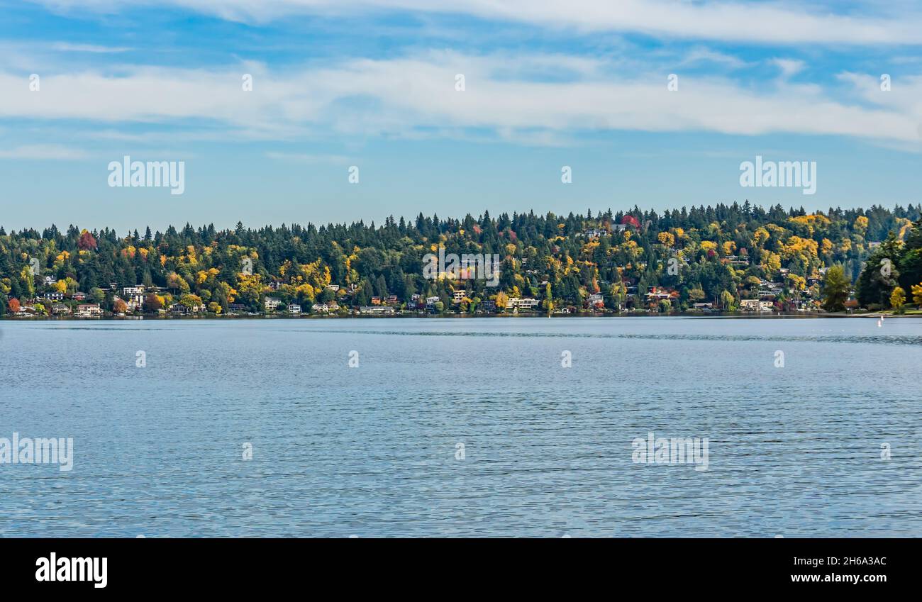 Homes line the shore of Lake Washington in Seattle in autumn Stock ...