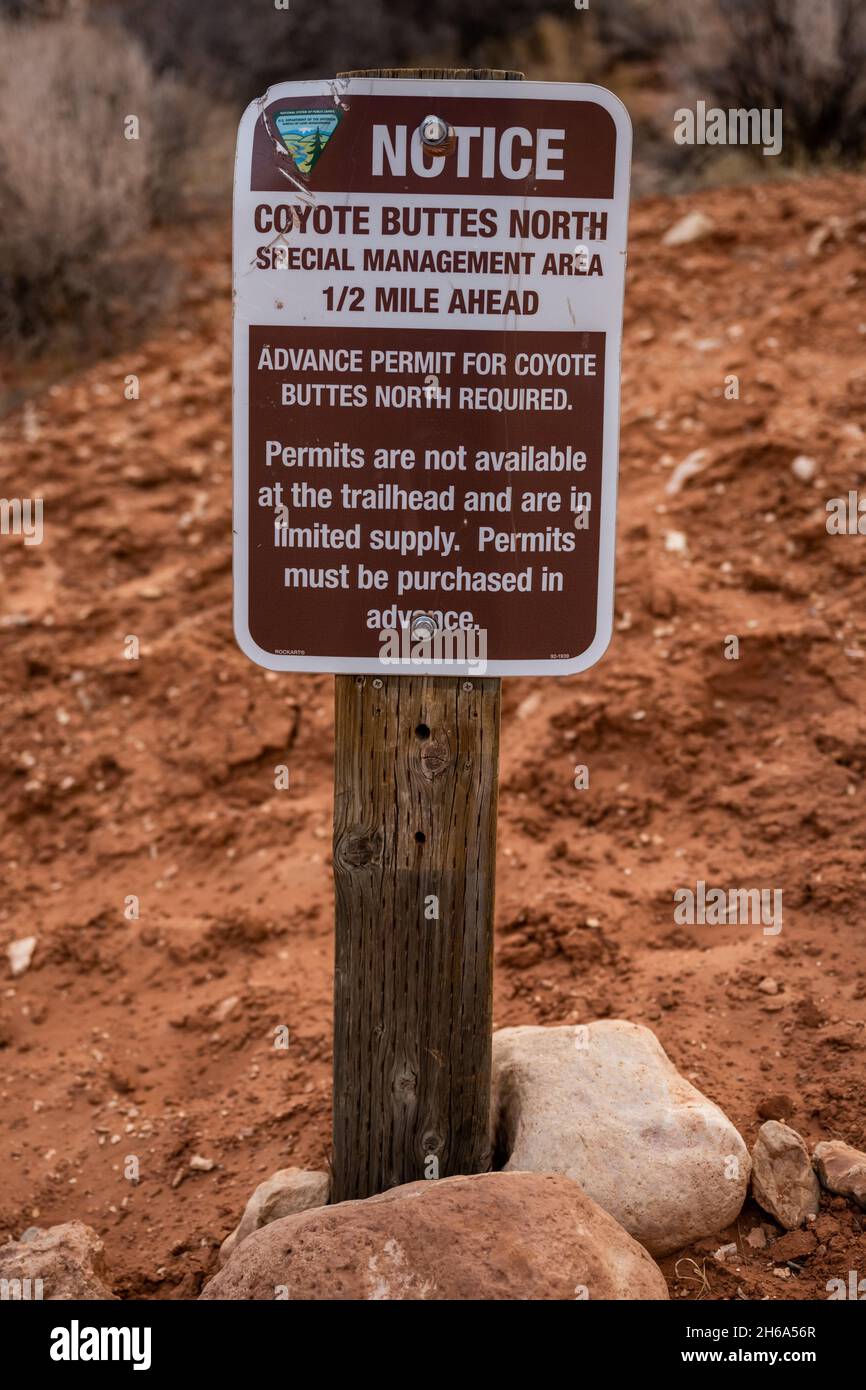 Coyote warning sign hi-res stock photography and images - Alamy