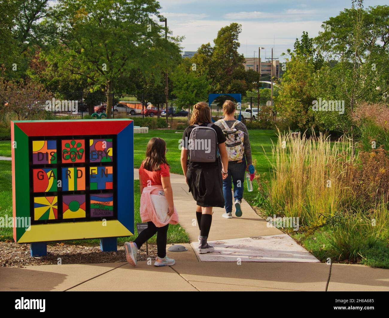 OMAHA, UNITED STATES - Oct 14, 2021: A daylight shot of three young kids walking at Joslyn Art Museum in Omaha, Nebraska, USA Stock Photo