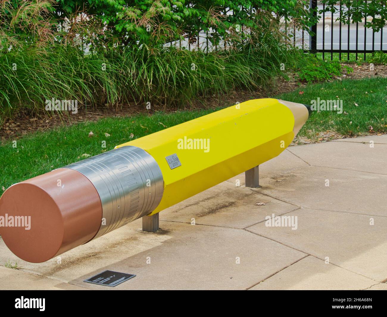 OMAHA, UNITED STATES - Oct 14, 2021: A daylight shot of outside decoration at Joslyn Art Museum, Omaha, Nebraska, USA Stock Photo