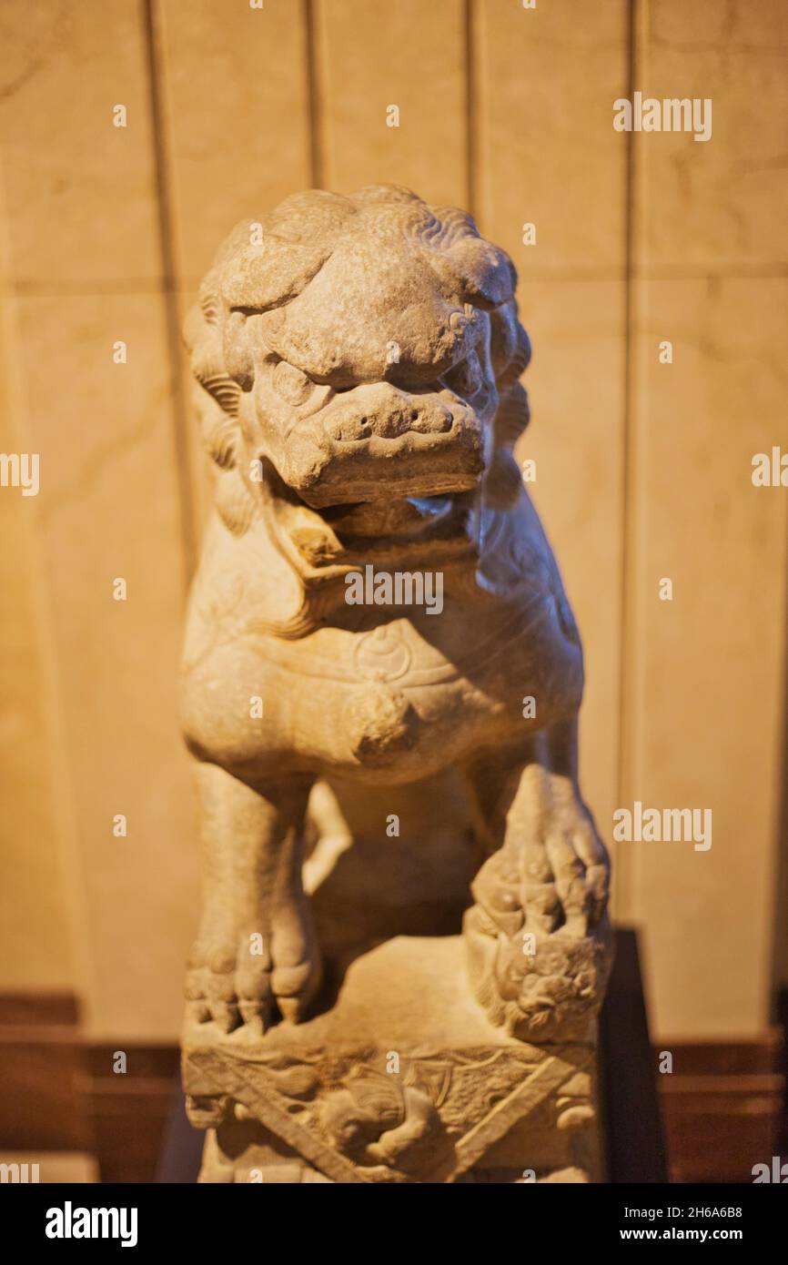 OMAHA, UNITED STATES - Oct 14, 2021: A vertical shot of a statue of a lion in Joslyn Art Museum, Omaha, Nebraska, USA Stock Photo