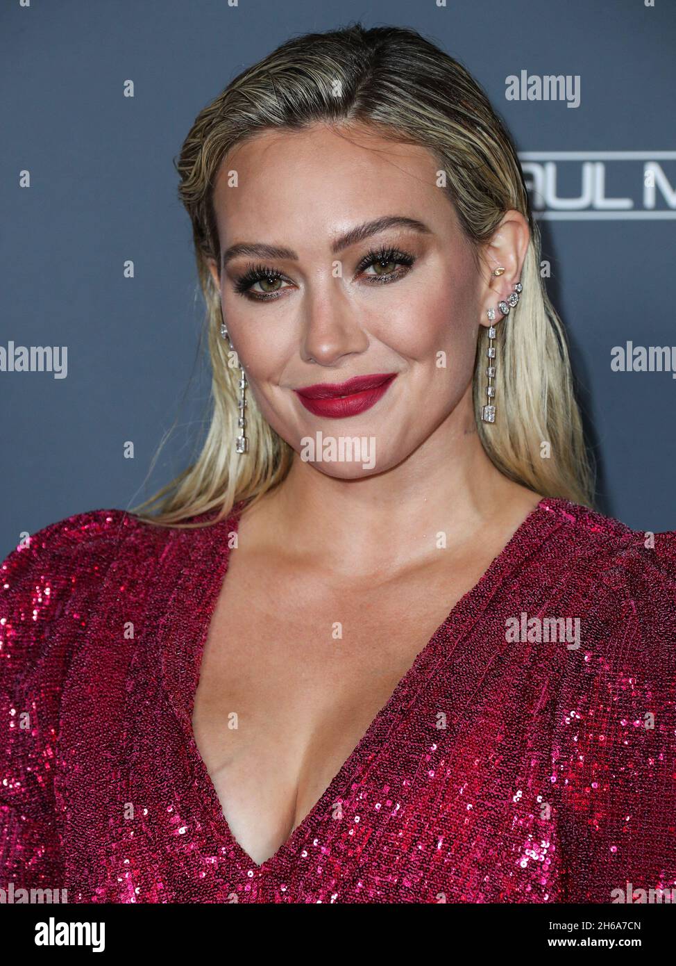 WEST HOLLYWOOD, LOS ANGELES, CALIFORNIA, USA - NOVEMBER 13: Actress Hilary Duff wearing an Osman dress and Rahamoniv jewelry while wearing shoes and carrying a clutch by Jimmy Choo arrives at the Baby2Baby 10-Year Gala 2021 held at the Pacific Design Center on November 13, 2021 in West Hollywood, Los Angeles, California, United States. (Photo by Xavier Collin/Image Press Agency/Sipa USA) Stock Photo