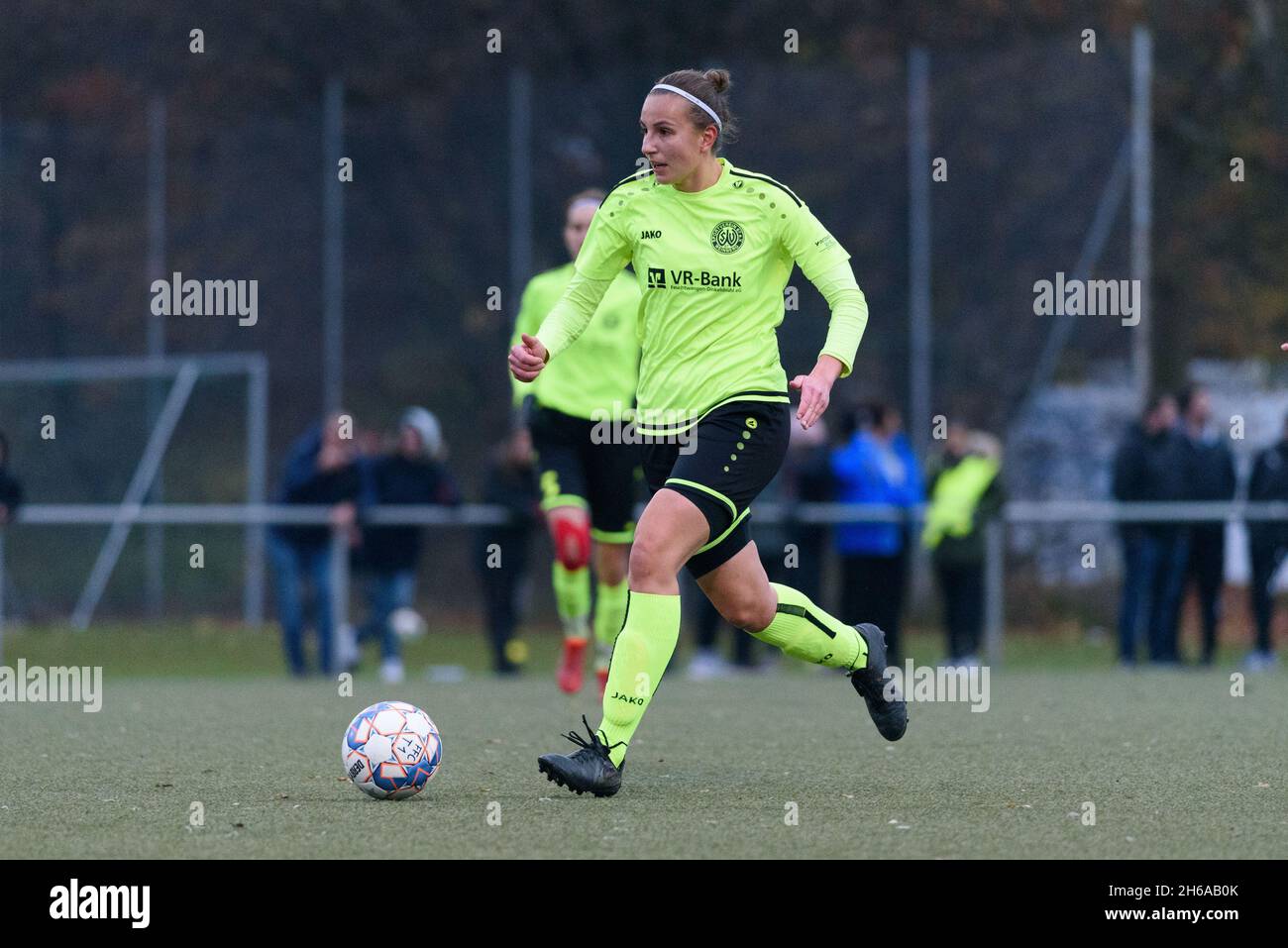 Munich, Germany. 14th Nov, 2021. Munich, Germany, Nov 14th 2021: Anna Grimm  (2 SV Weinberg) during the Regionalliga Sued match between FFC Wacker  Muenchen and SV 67 Weinberg at Bezirkssportanlage Untersendling, Munich.