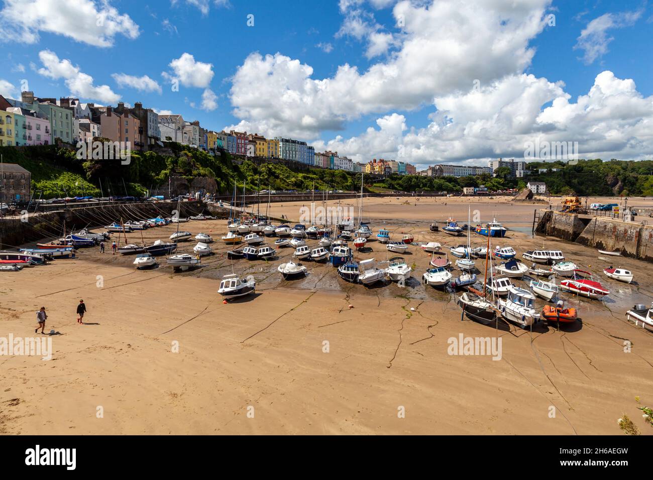 Low tide at Tenby harbour and North Beach, Pembrokeshire, Wales Stock ...