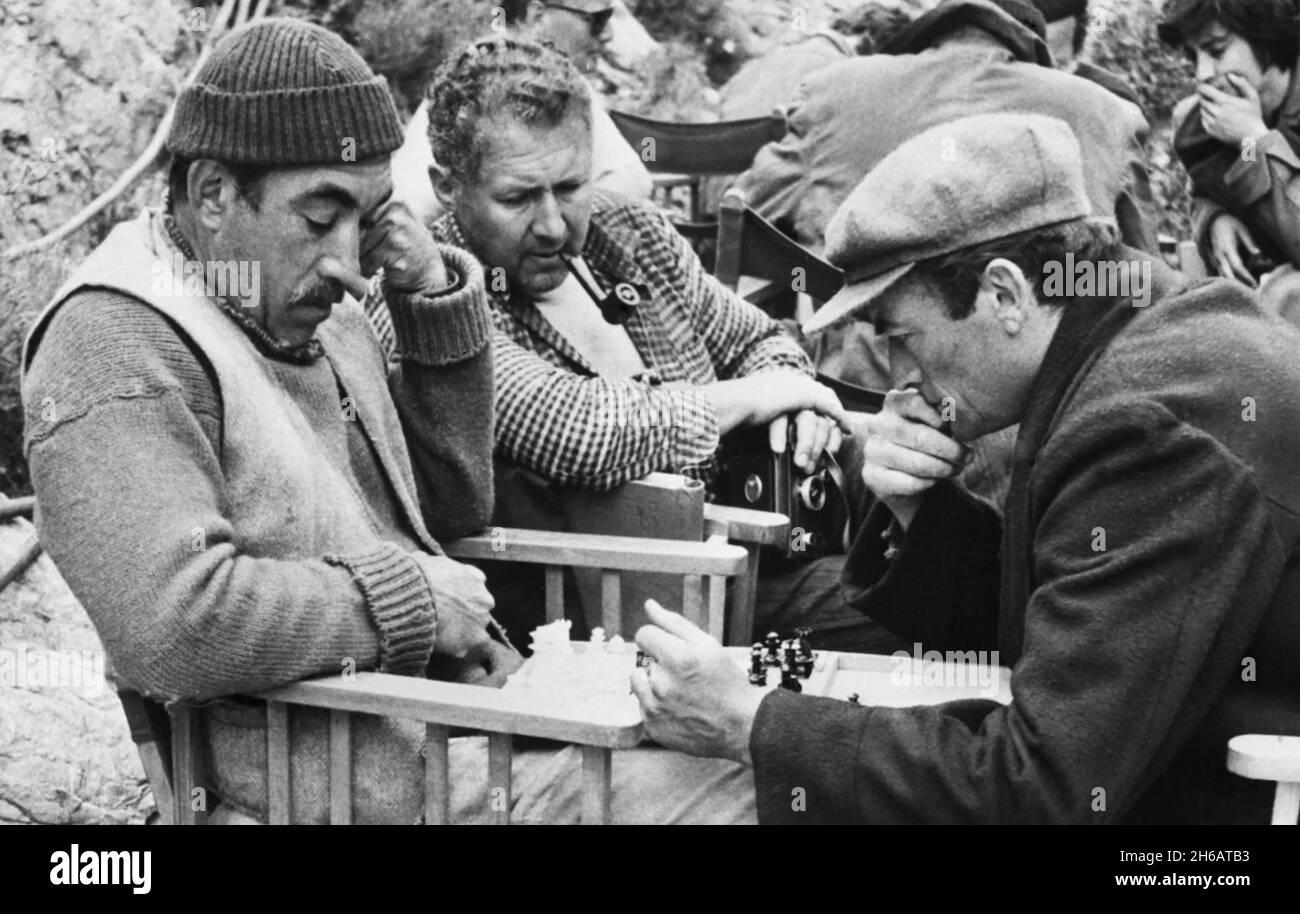 THE GUNS OF NAVARONE  1961 Columbia Pictures film. Gregory Peck at right and Anthony Quinn play chess between takes. Stock Photo