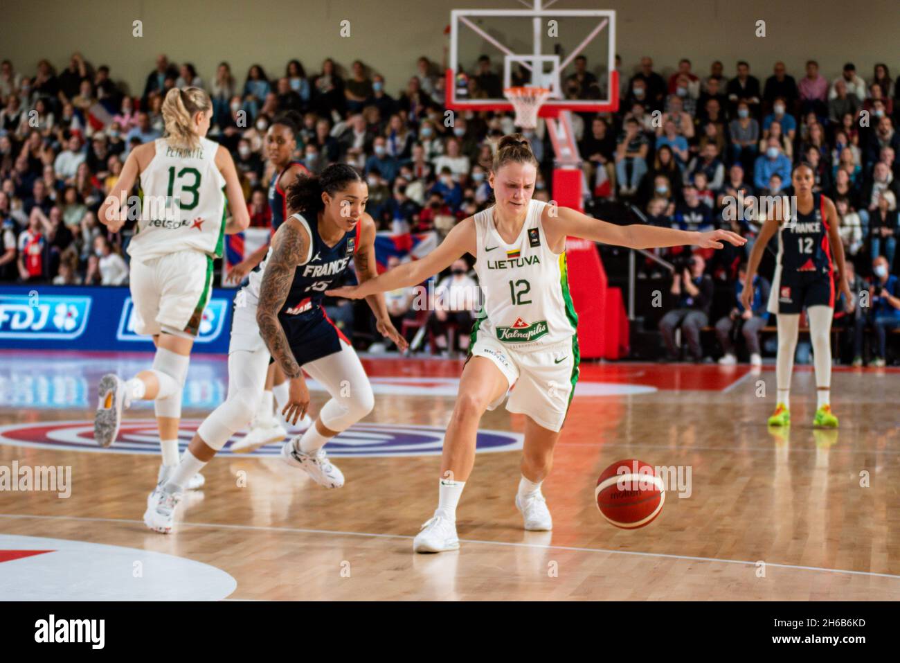 Villeneuve-d'Ascq, France. Nov 14 2021: Gabby Williams of France and Laura Juskaite of Lithuania fight for the ball during the FIBA Women's EuroBasket 2023, Qualifiers Group B Basketball match between France and Lithuania on November 14, 2021 at Palacium in Villeneuve-d'Ascq, France - Photo: Antoine Massinon/DPPI/LiveMedia Credit: Independent Photo Agency/Alamy Live News Stock Photo