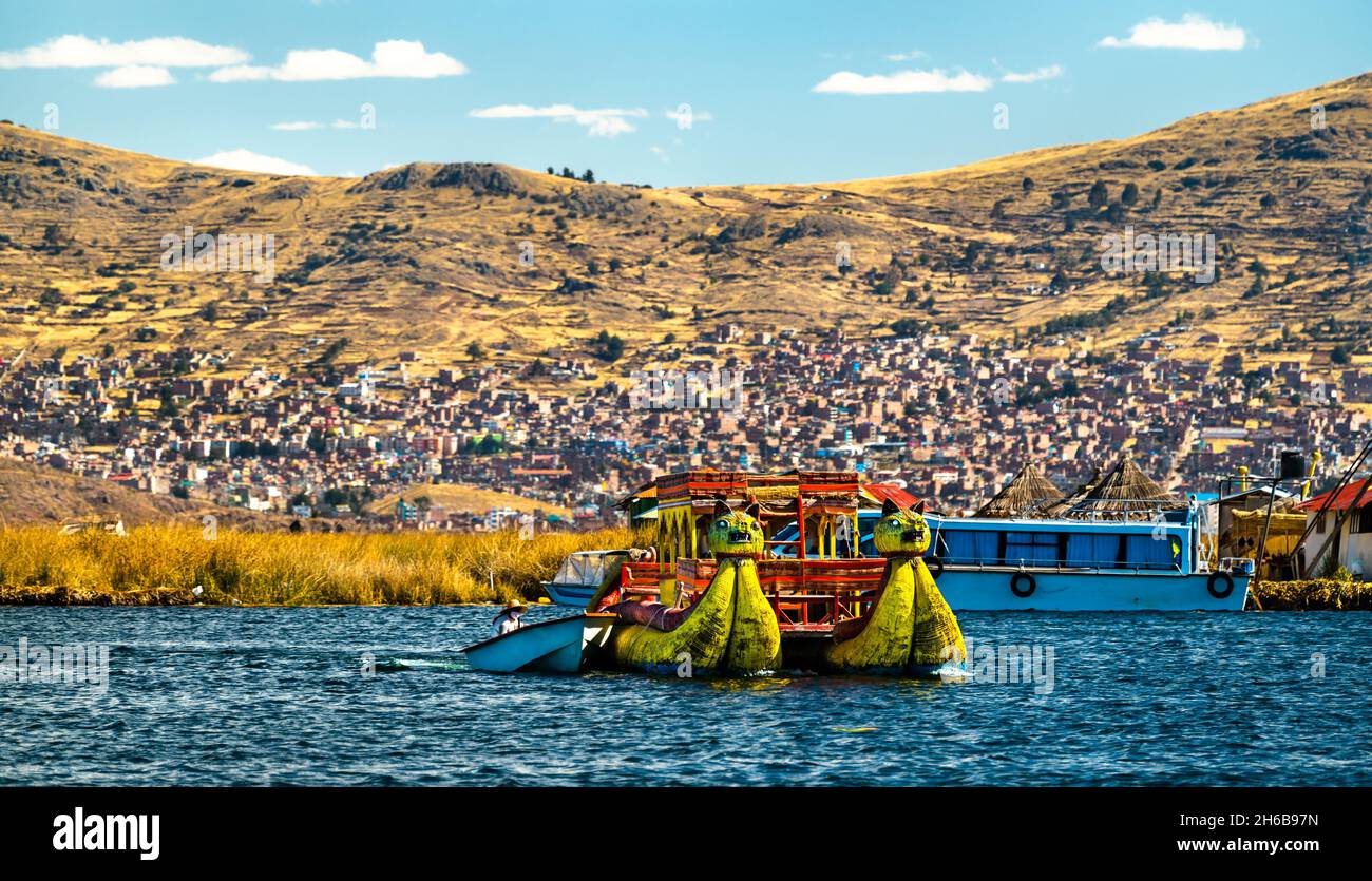 Reed boat trip uros hi-res stock photography and images - Alamy