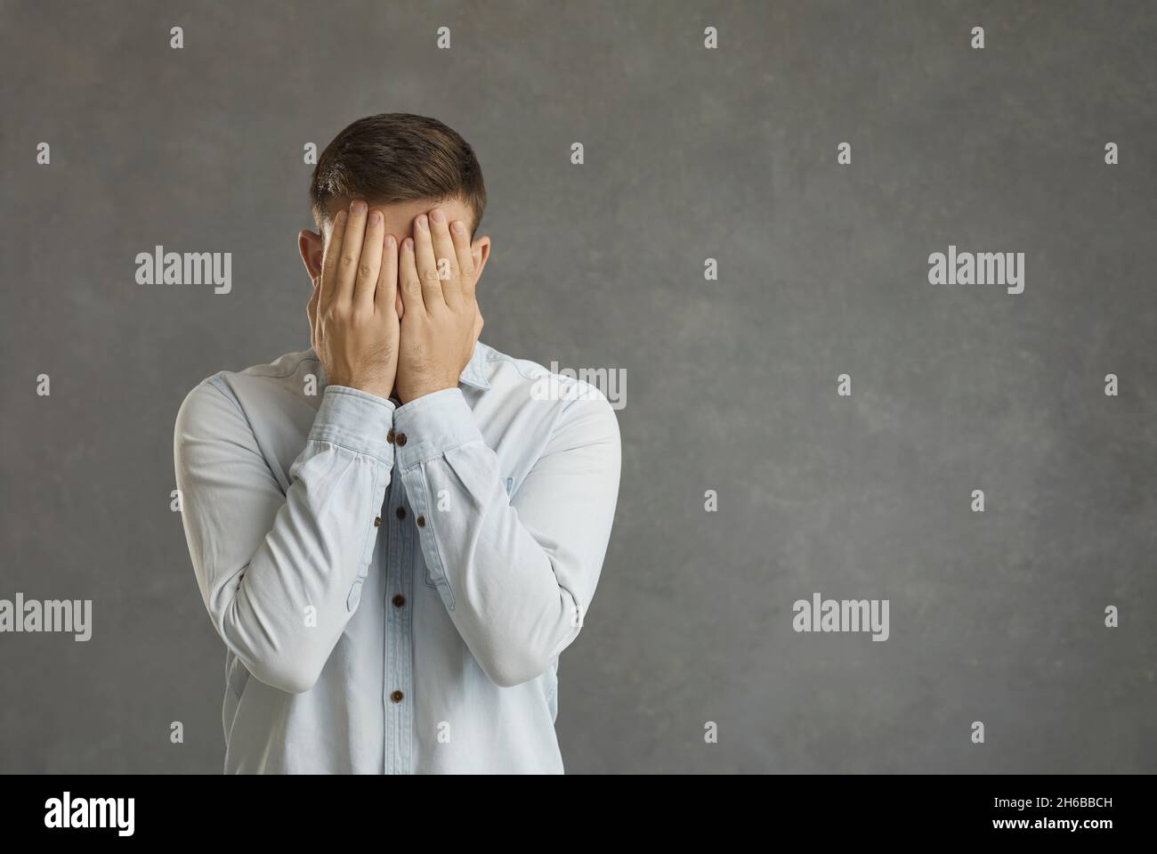 The man covered his eyes with his hands Stock Photo - Alamy