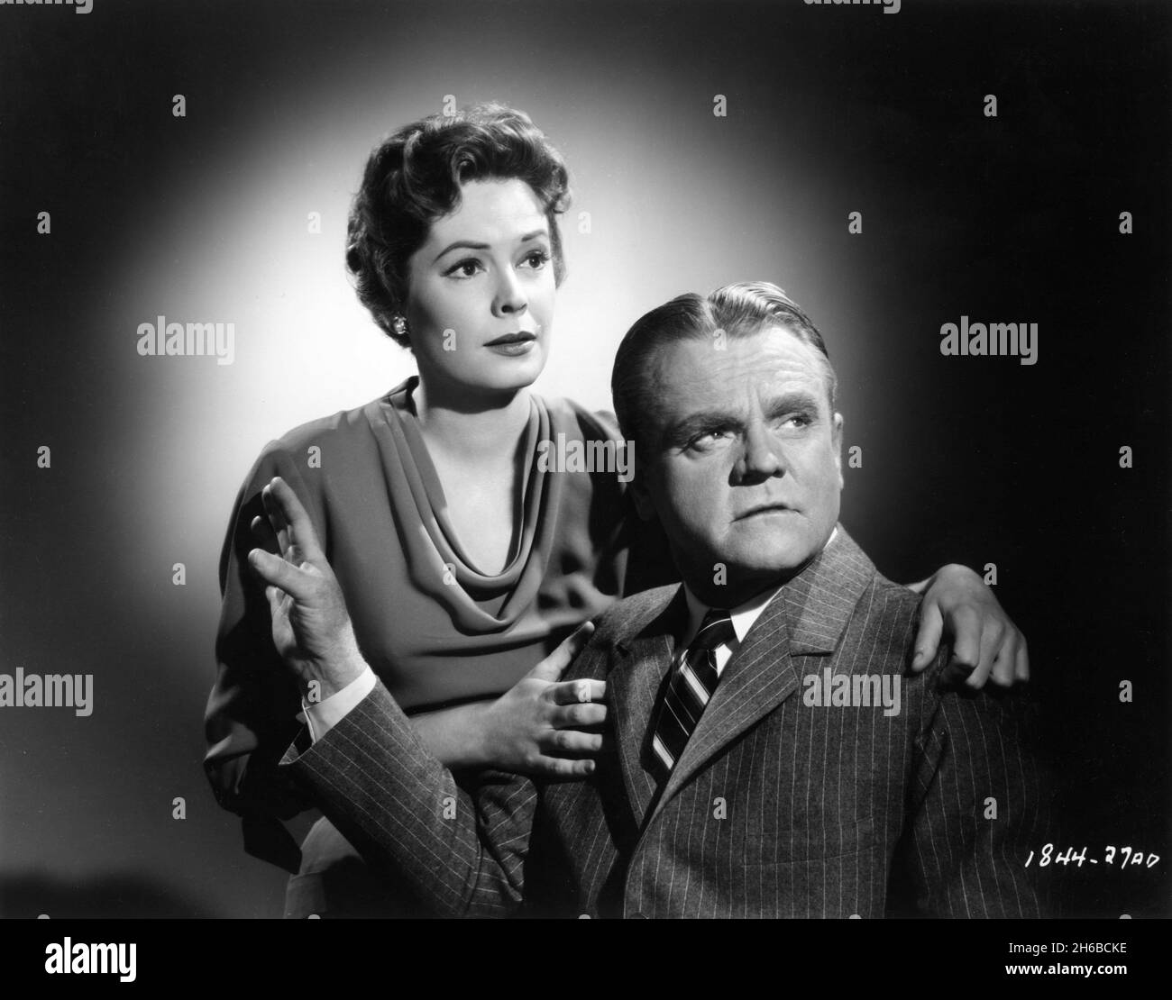 JANE GREER as Hazel Bennet Chaney and JAMES CAGNEY as Lon Chaney in MAN OF A THOUSAND FACES 1957 director JOSEPH PEVNEY story Ralph Wheelwright music Frank Skinner costume design Bill Thomas make up artists Jack Kevan and Bud Westmore Universal International Pictures (UI) Stock Photo