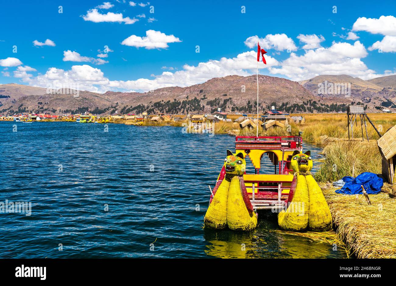 Titicaca Reed Raft Reed boat on Lake Titicaca in Peru Stock Photo - Alamy