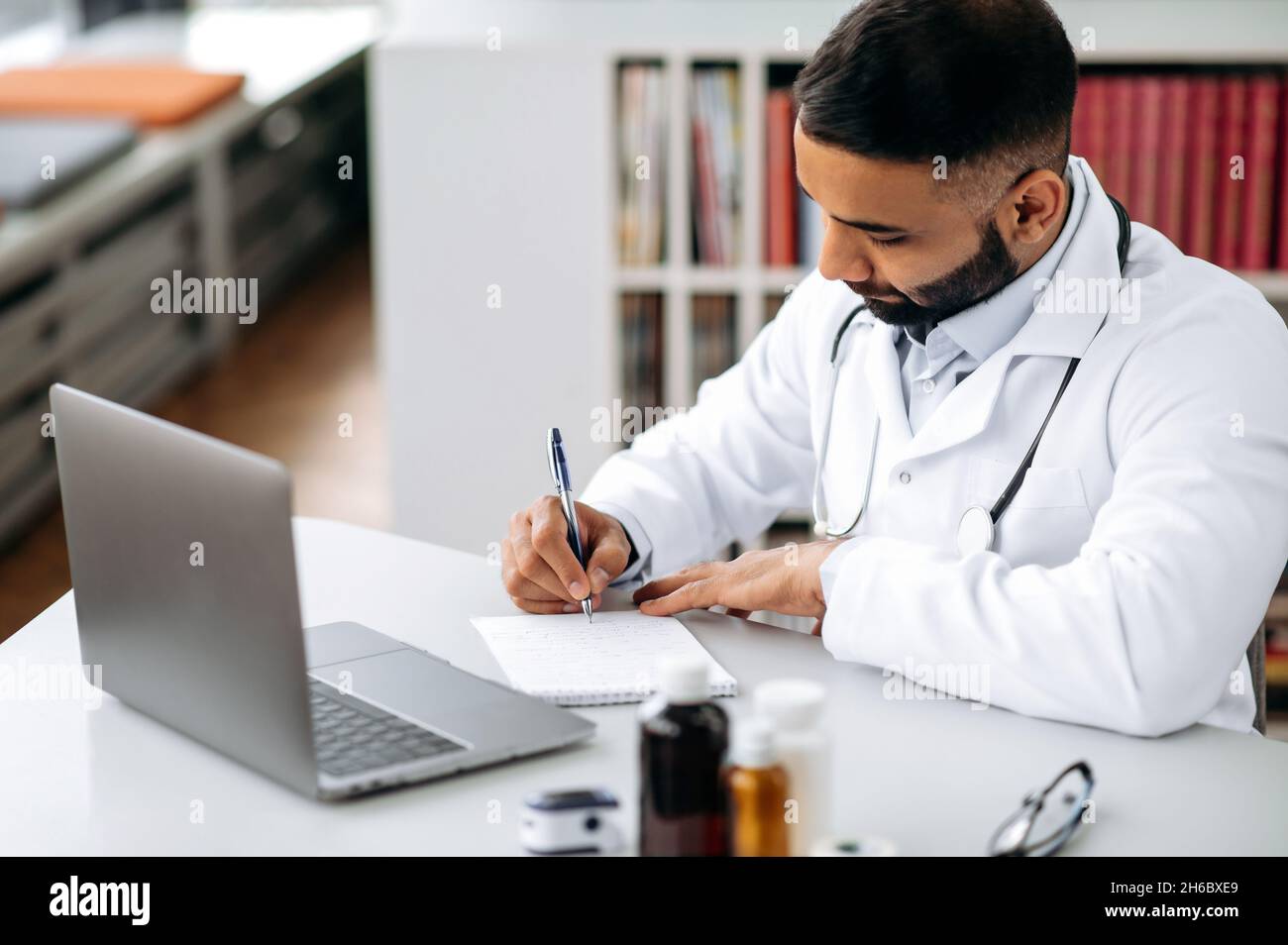 Doctor patient consultation indian hi-res stock photography and images ...