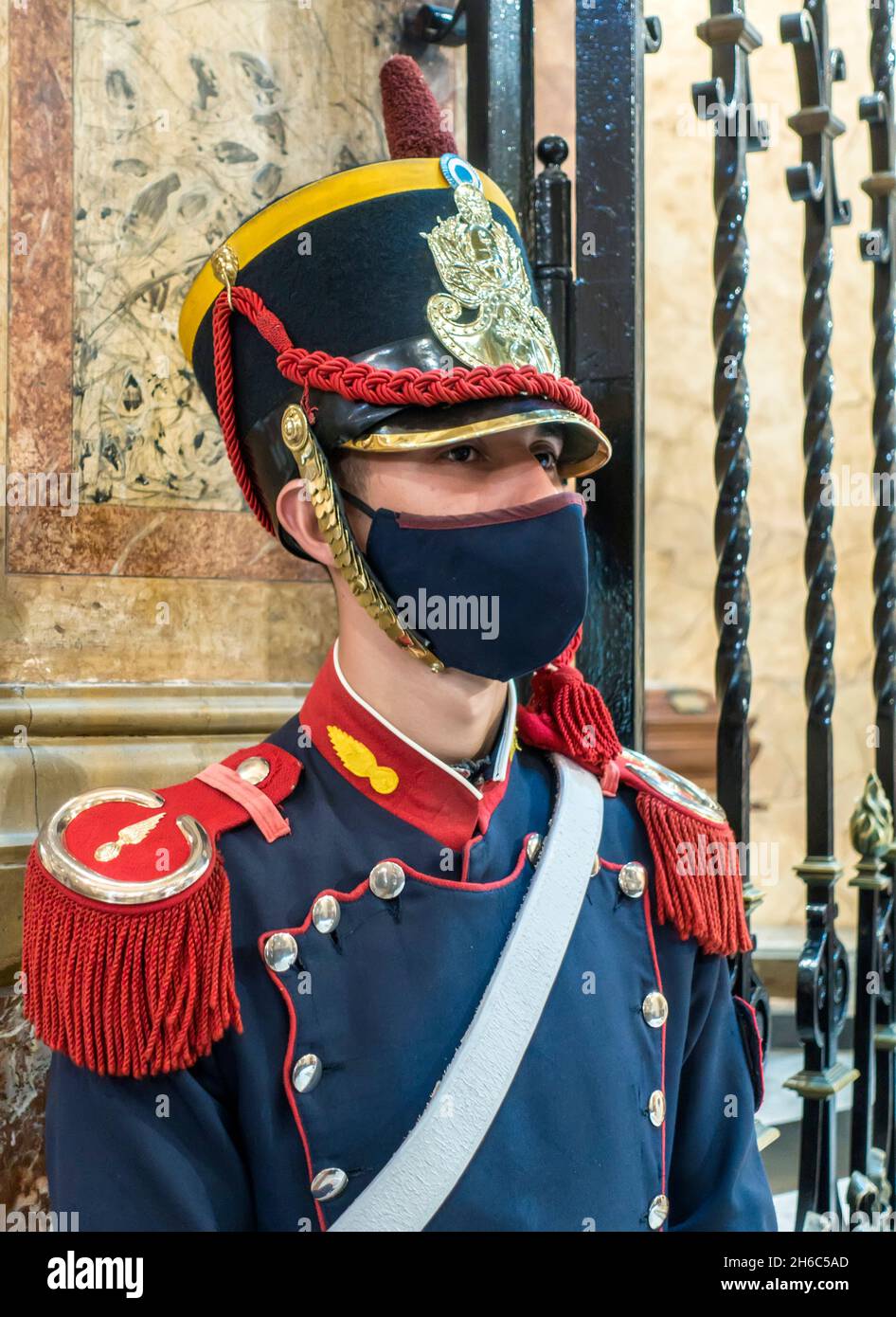 Argentine grenadier with face mask during Covid-19 pandemic guarding the tomb of liberation hero Jose de San Martin in the Metropolitan Cathedral Stock Photo