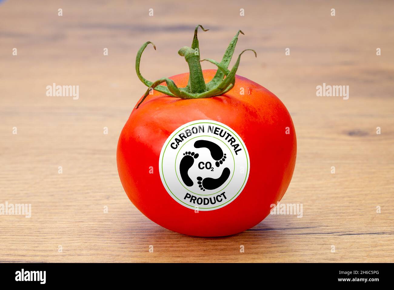 tomato with carbon neutral product label, consumer labels on food to help sustainable and ethical consumption Stock Photo