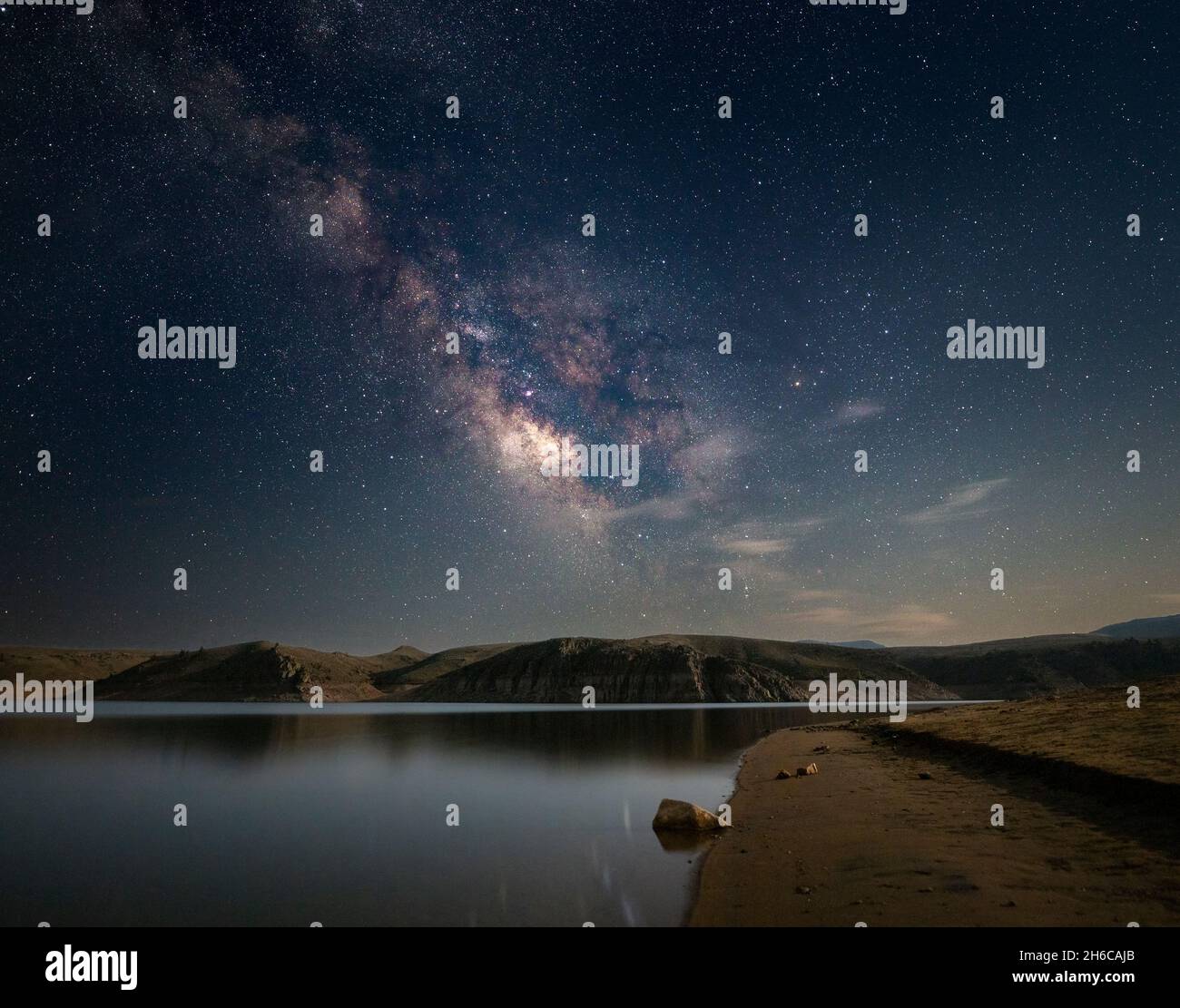 Milky way over mountains and lake hi-res stock photography and images ...