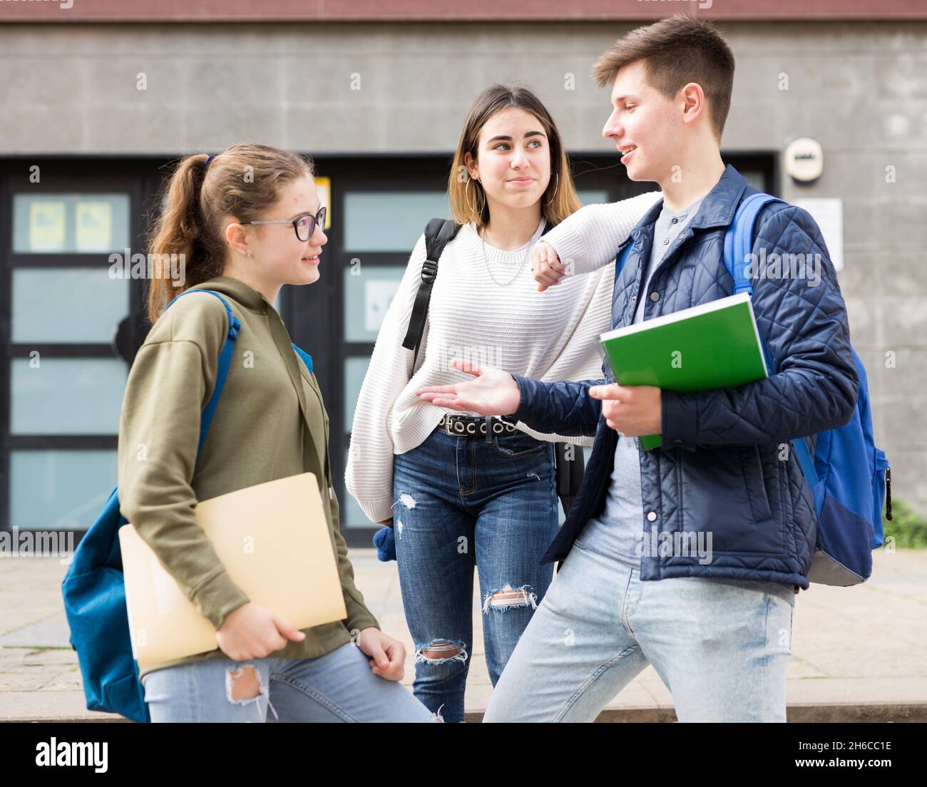 Teenage boys and girls socialize in college yard Stock Photo - Alamy