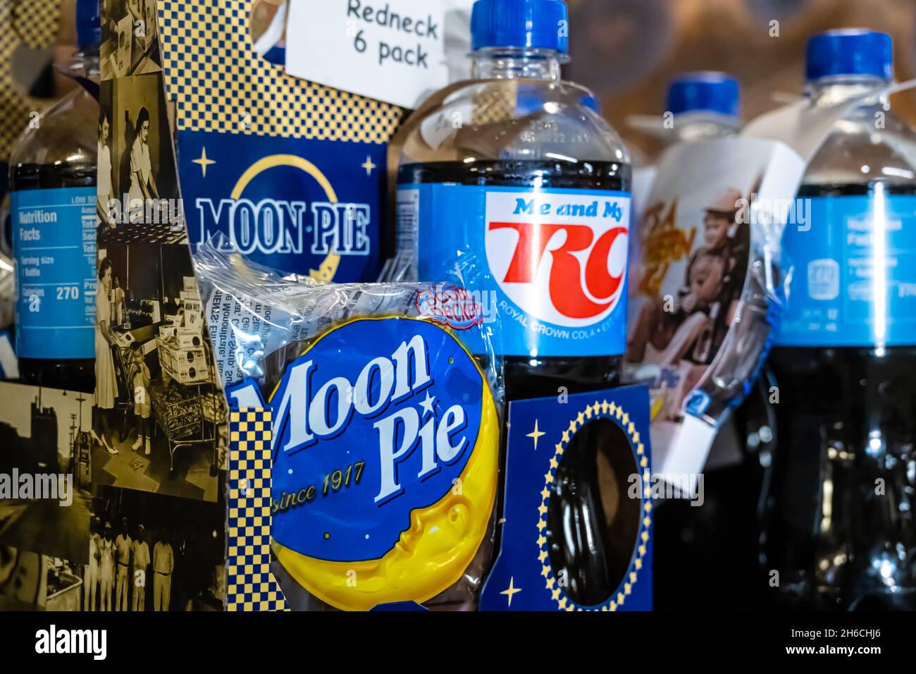 Redneck six-pack with RC Colas and Moon Pies at Jaemor Farm Market in Alto, Georgia. (USA) Stock Photo