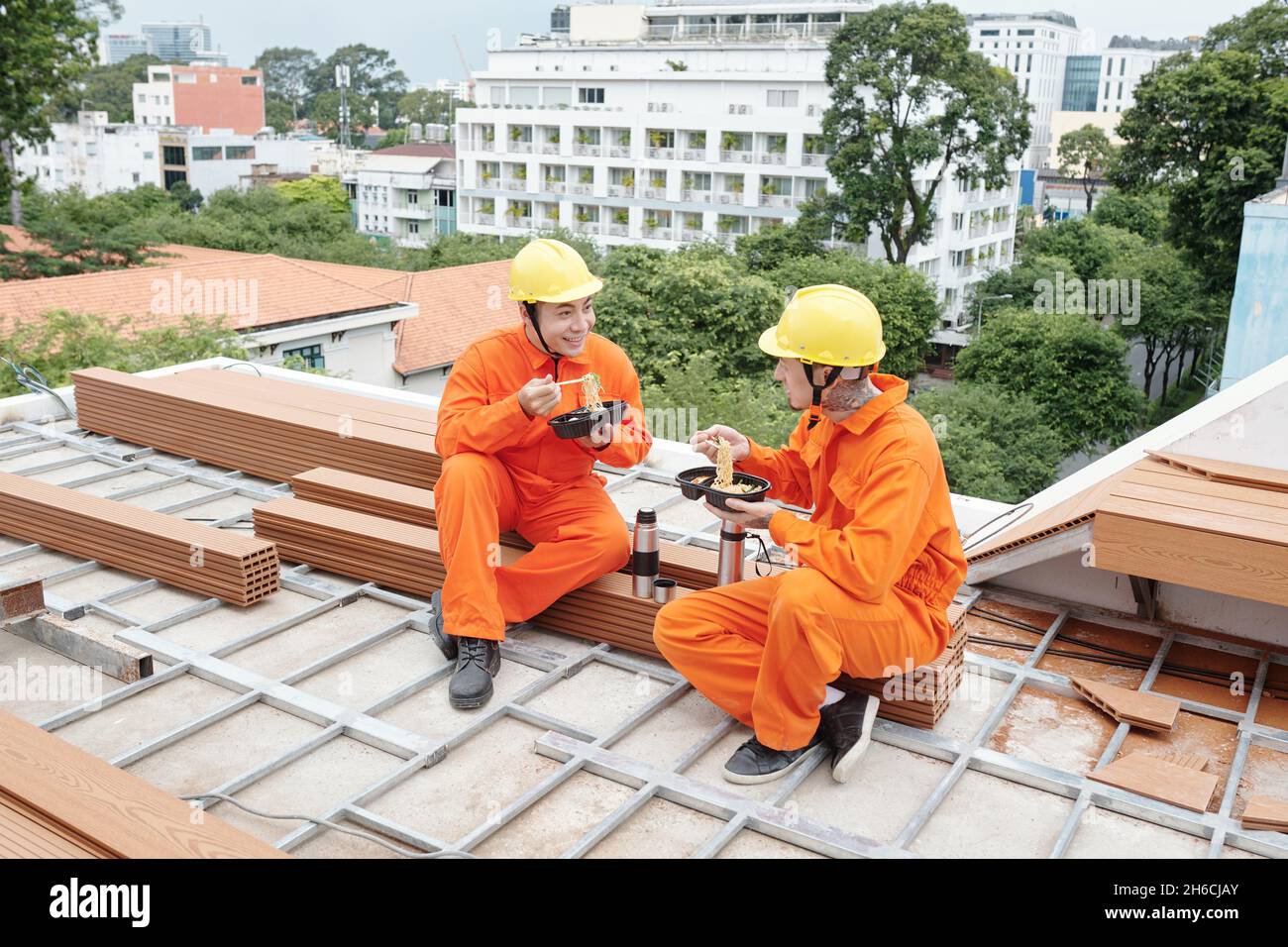 https://c8.alamy.com/comp/2H6CJAY/positive-roofing-contractors-having-lunch-together-they-are-eating-noodle-soup-and-discussing-work-2H6CJAY.jpg