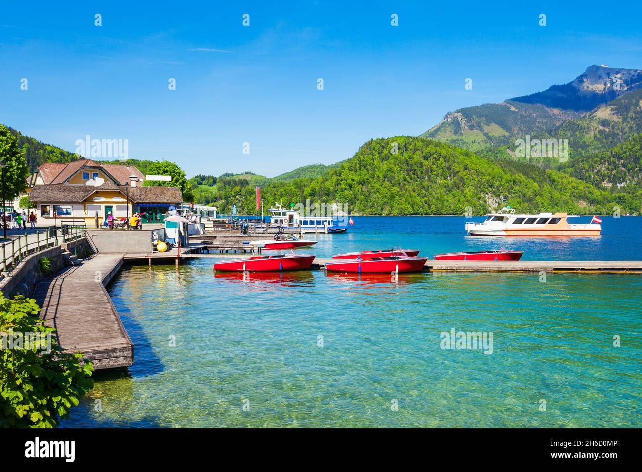 Embankment promenade at the Wolfgangsee lake in St Gilgen village ...