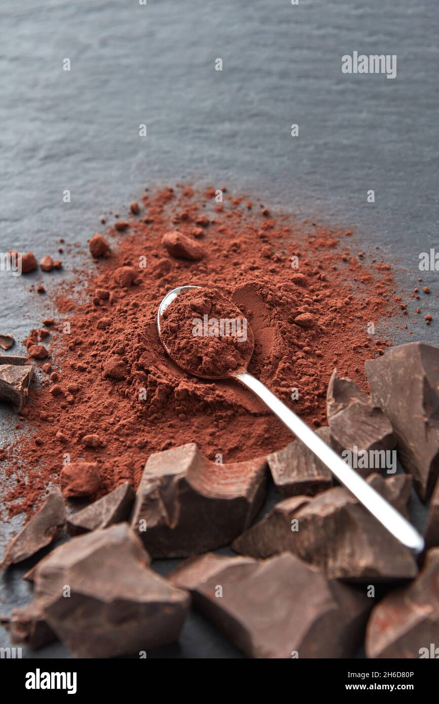 Chocolate chunks and cocoa powder Stock Photo - Alamy