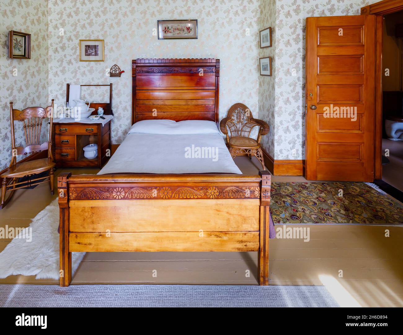 Traditional 19th century bedroom and carved wooden double bed in the museum at Billings Farm & Museum, Woodstock, Vermont, New England, USA Stock Photo