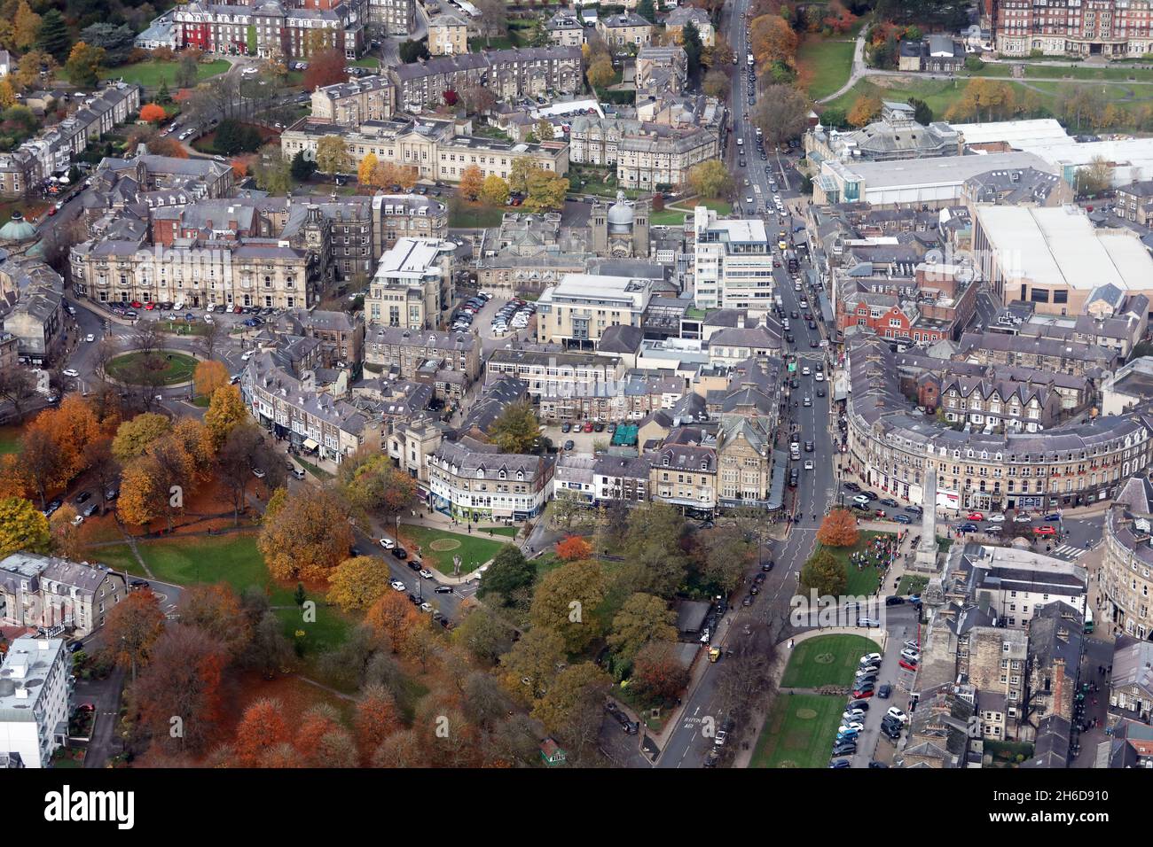 aerial view of Harrogate town centre looking north up West Park & Parliament Street (A61 road) towards Bettys Cafe, Harrogate Stock Photo