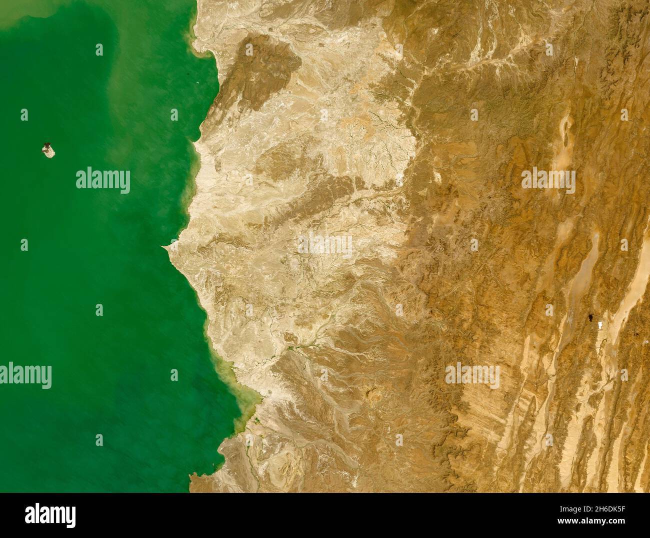 Lake Turkana (formerly Lake Rudolf) . The majority of the lake is located in the Great Rift Valley of Kenya, with its northern tip poking into Ethiopi Stock Photo