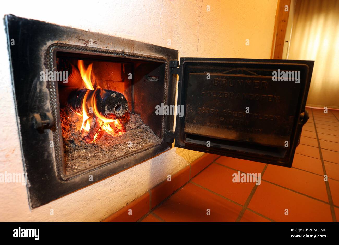 Kaufbeuren, Germany. 08th Nov, 2021. A wood stove is heated from the hallway with wood briquettes. Credit: Karl-Josef Hildenbrand/dpa/Alamy Live News Stock Photo